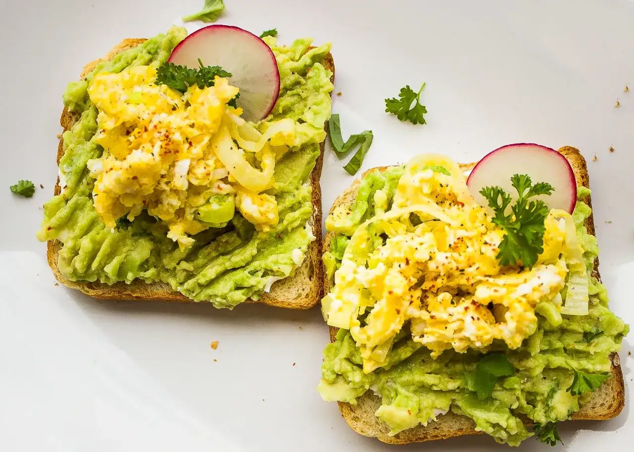 Śniadanie z guacamole i jajkami