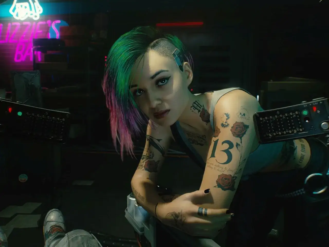 Cyberpunk 2077: tysiące twarzy, setki miraży. Judy Alvarez z neonowym blaskiem Night City, jej tatuaże opowiadają historie.