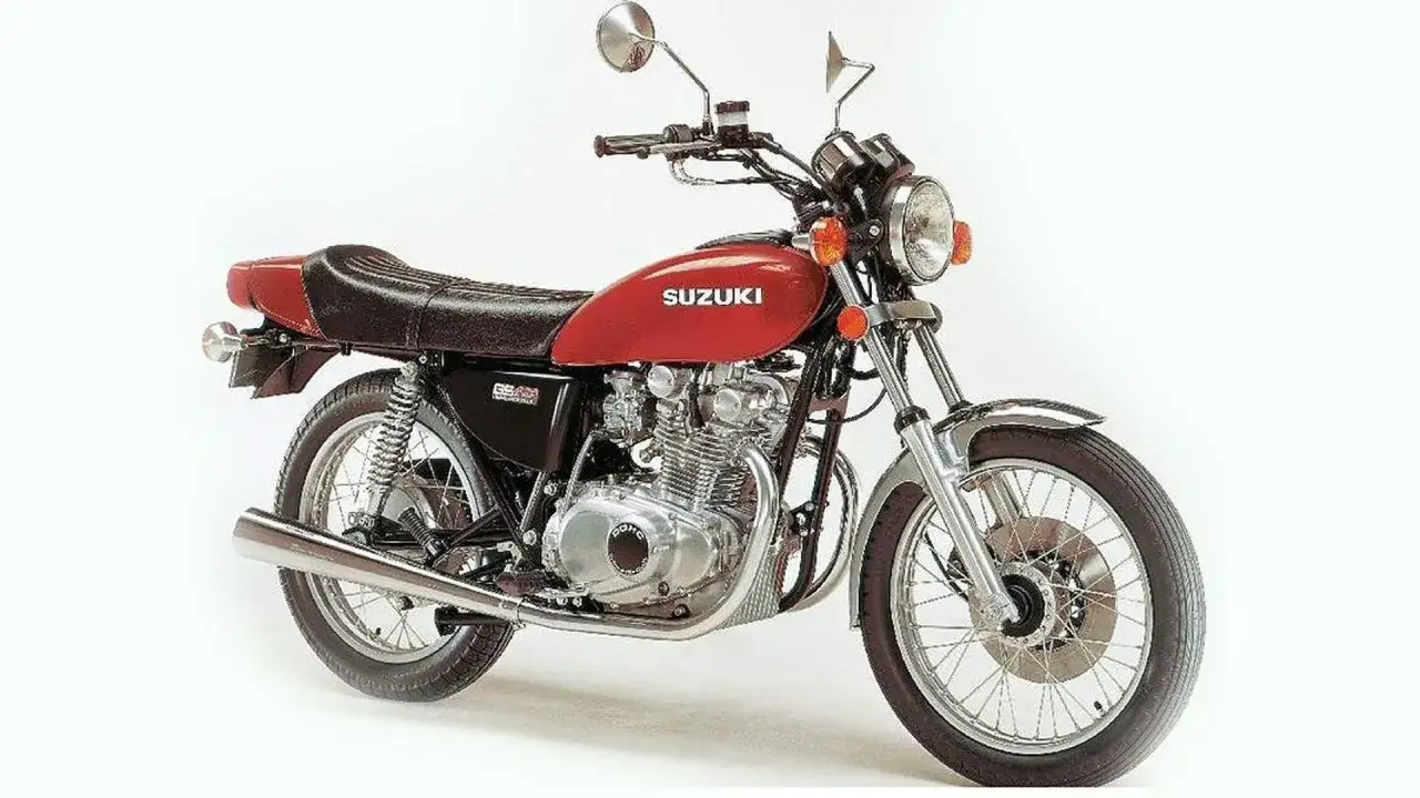 Klasyczny czerwony motocykl Suzuki GS400 z chromowanymi elementami, gotowy na drogę.