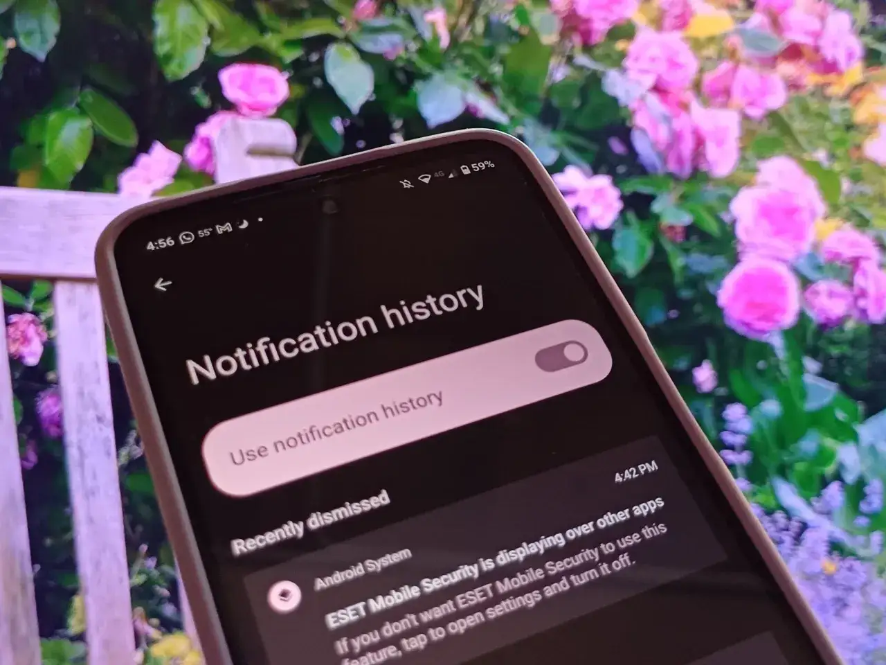 Historia powiadomień na telefonie. Widoczny komunikat o ESET Mobile Security i opcja włączenia historii powiadomień.