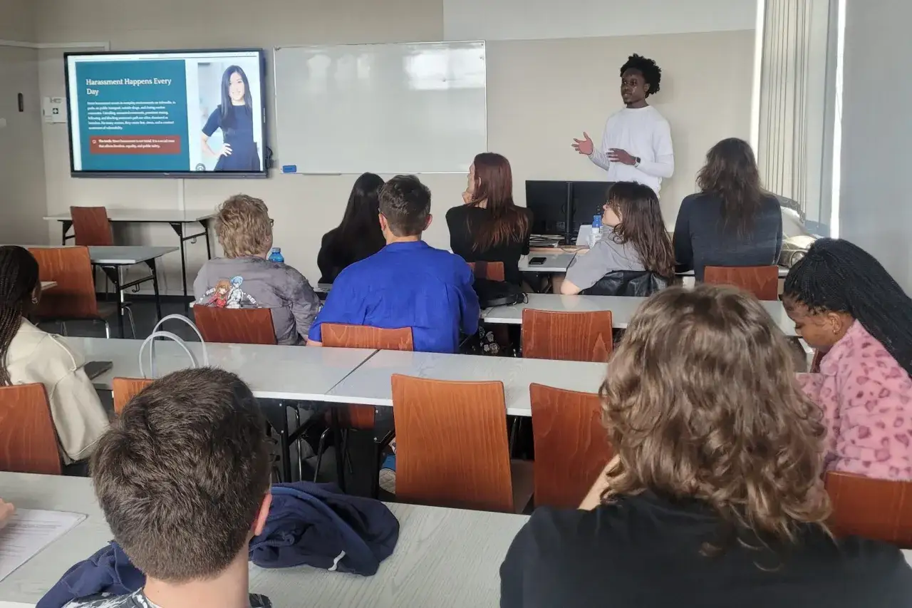 Student prezentuje na seminarium na studiach temat