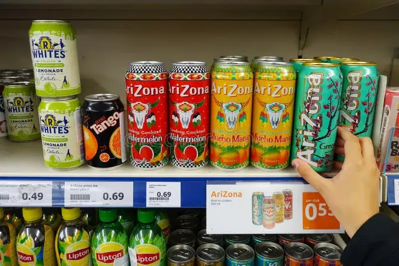 AriZona nap&oacute;j w sklepie p&oacute;łka