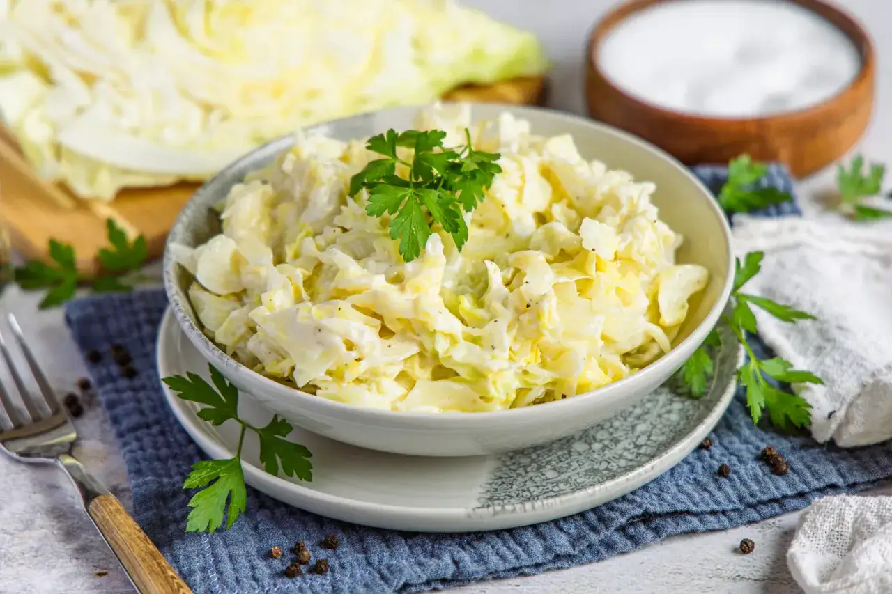 Cremiger Spitzkohl-Salat, ein einfaches Rezept f&uuml;r schnelle spitzkohl rezepte. Frisch, leicht und lecker.