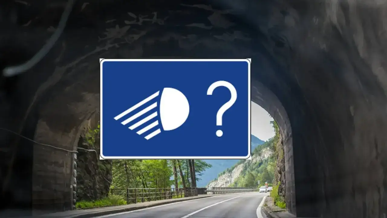 Se&ntilde;al de tr&aacute;fico azul con un faro y un signo de interrogaci&oacute;n. Indica que hay que dejar 100 metros de distancia en el t&uacute;nel.