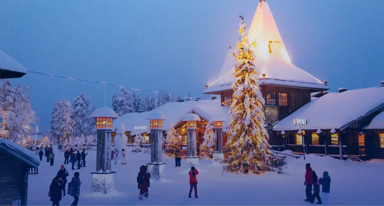 Magisches rovaniemi weihnachtsdorf im Schnee. Ein beleuchteter Weihnachtsbaum und verschneite Holzh&auml;user schaffen eine festliche Atmosph&auml;re.