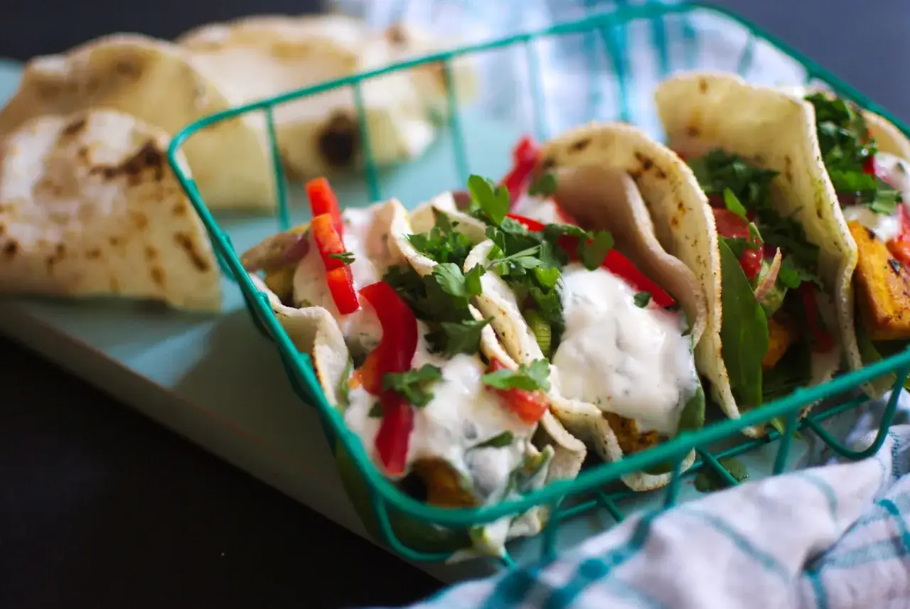 Pyszne tacos z warzywami i sosem, idealne na szybki obiad. Ten przepis na tacos zachwyci każdego!