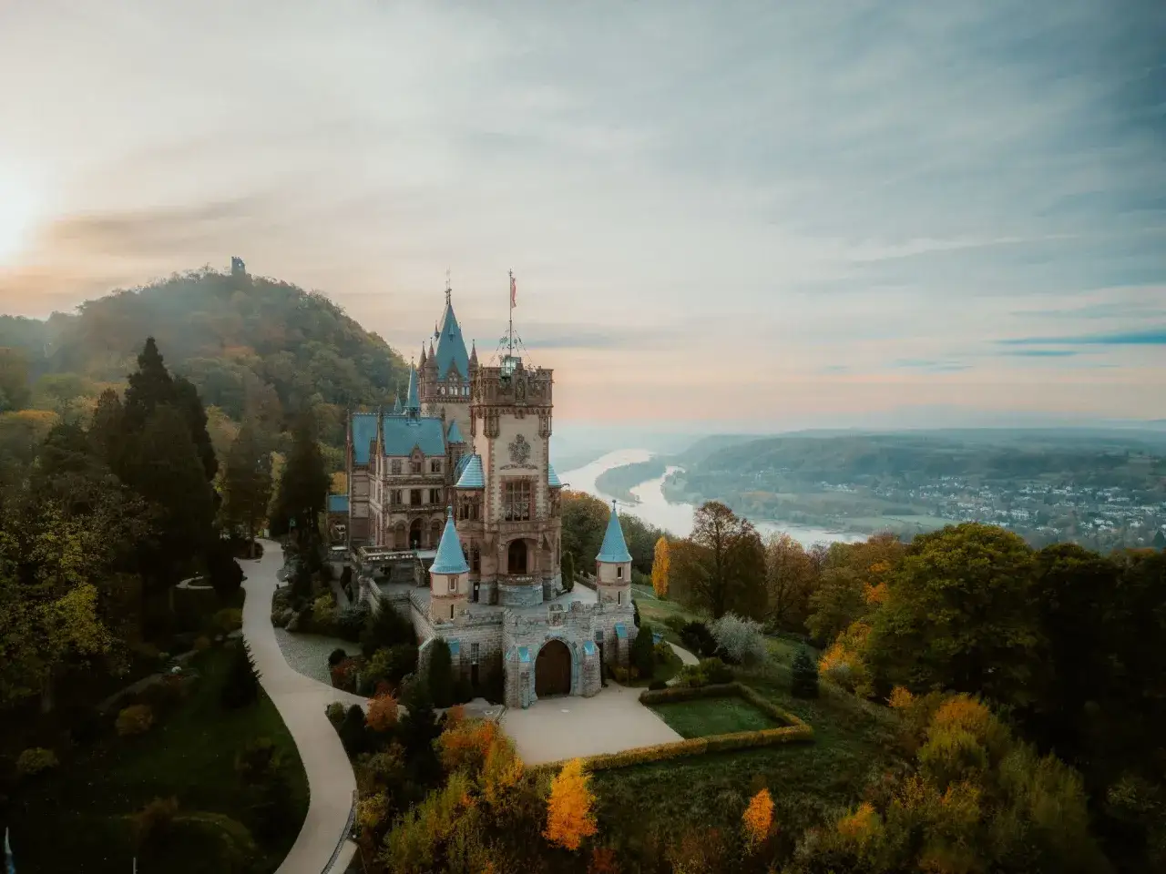 M&auml;rchenschloss im Herbstlicht, ein Juwel unter den Burgruinen NRW, thront &uuml;ber dem Rheintal.