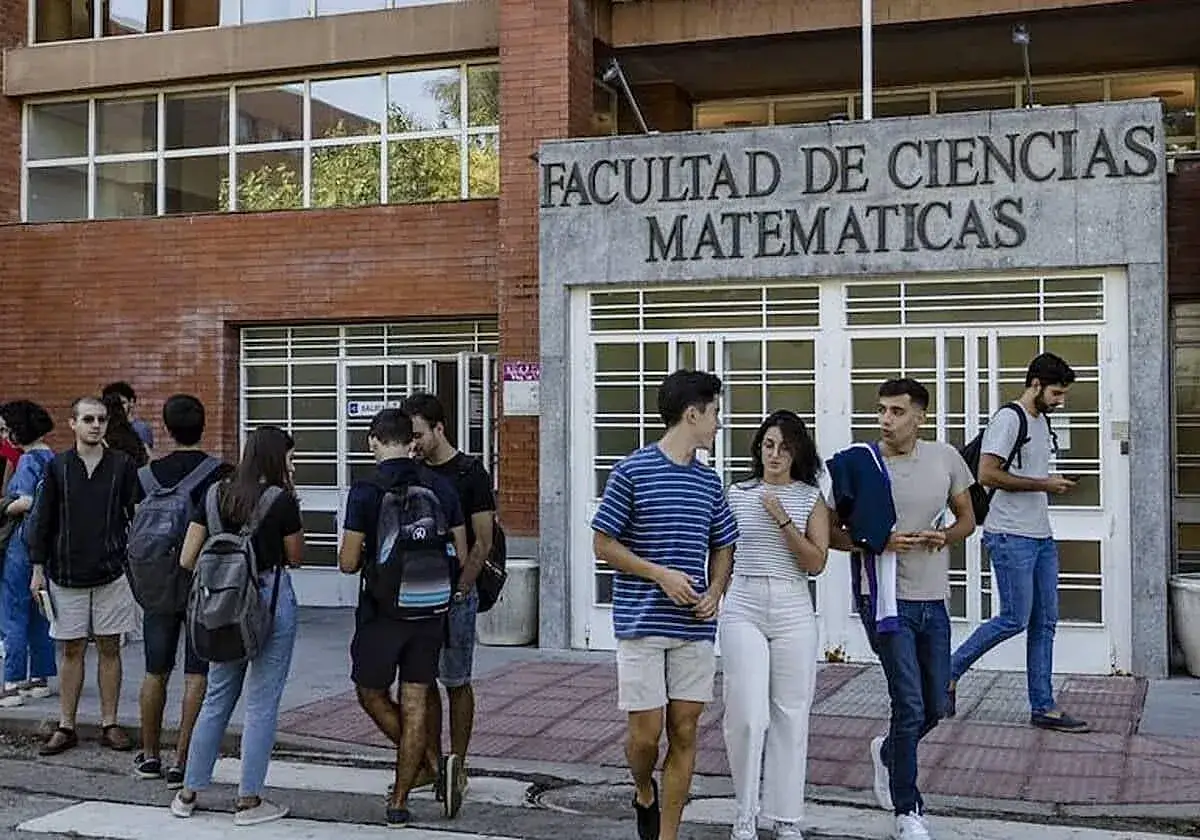Estudiantes frente a la Facultad de Ciencias Matemáticas. ¿Será esta la ingeniería más fácil?