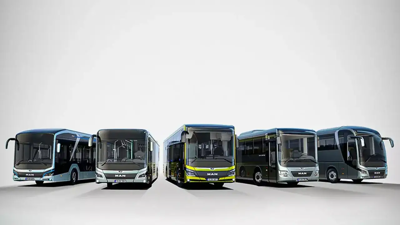 Pięć nowoczesnych autobusów marki MAN ustawionych w rzędzie.