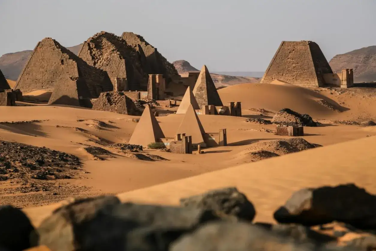 Piramidy w Meroe, fascynujące ruiny starożytnego Sudanu. Idealne miejsce na niezapomniane **sudanie wycieczki**.