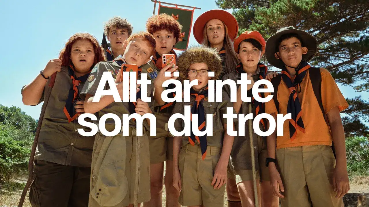 En grupp scouter poserar f&ouml;r en bild. Texten 