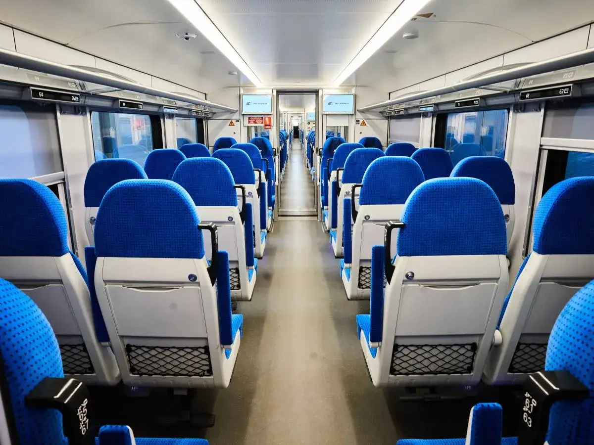 Puste siedzenia w pociągu Intercity. Dlaczego nie mogę wybrać miejsca? Może wszystkie są już zajęte?