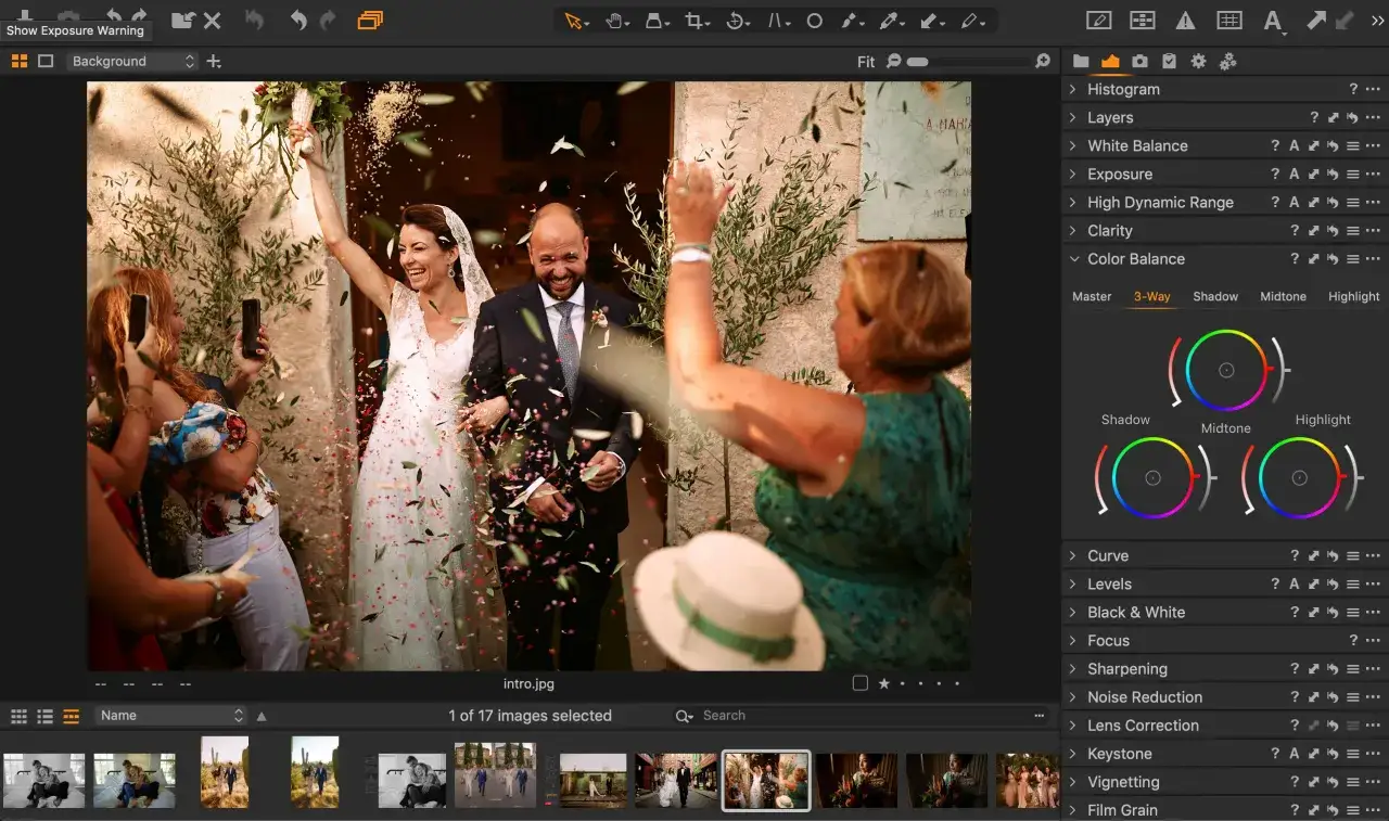 Szczęśliwa para młoda, obsypana konfetti, to idealny moment, by capture one.