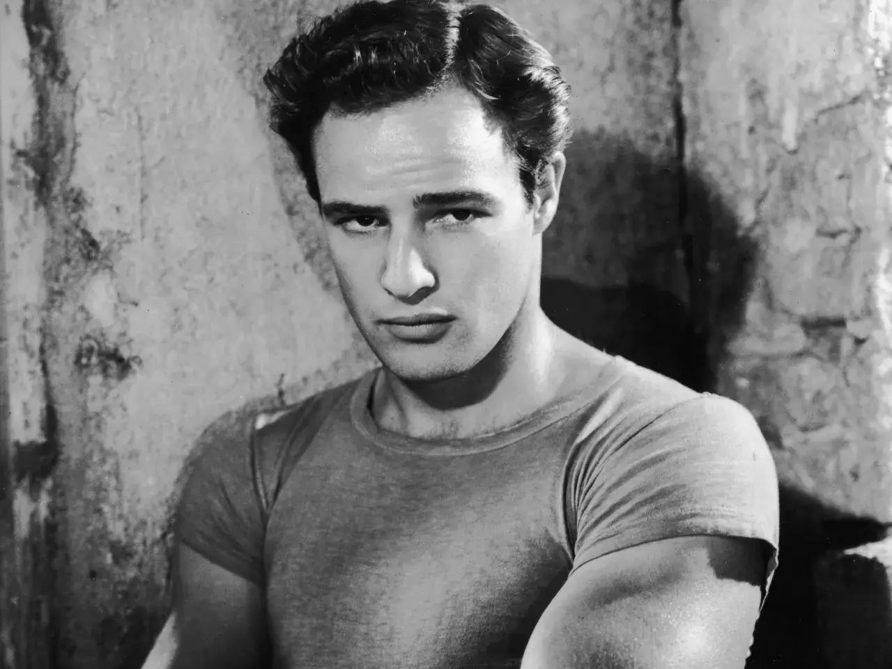 Marlon Brando w t-shircie, ikona kina. Jego spojrzenie zapada w pamięć, jak w najlepszych filmach.