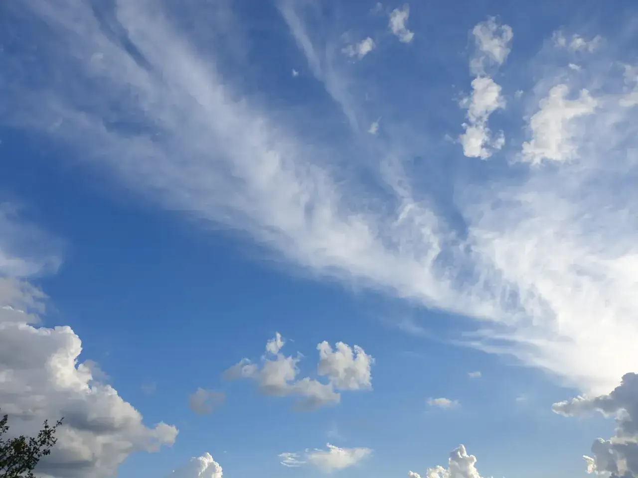 Blauer Himmel mit zarten Wolken, die an das christliche Konzept des Lebens nach dem Tod erinnern.