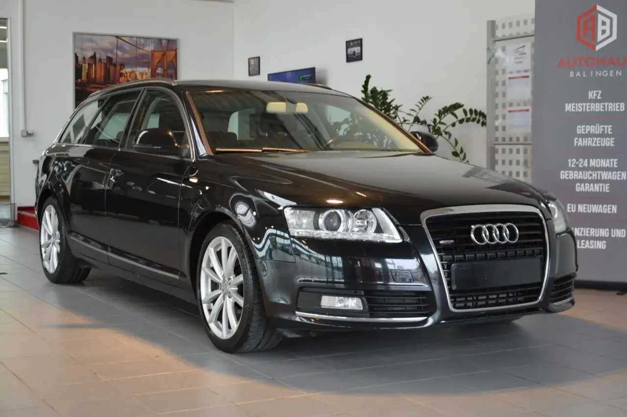 Schwarzer Audi A6 4F Avant Quattro im Autohaus. Elegantes Design, bereit f&uuml;r jede Fahrt.