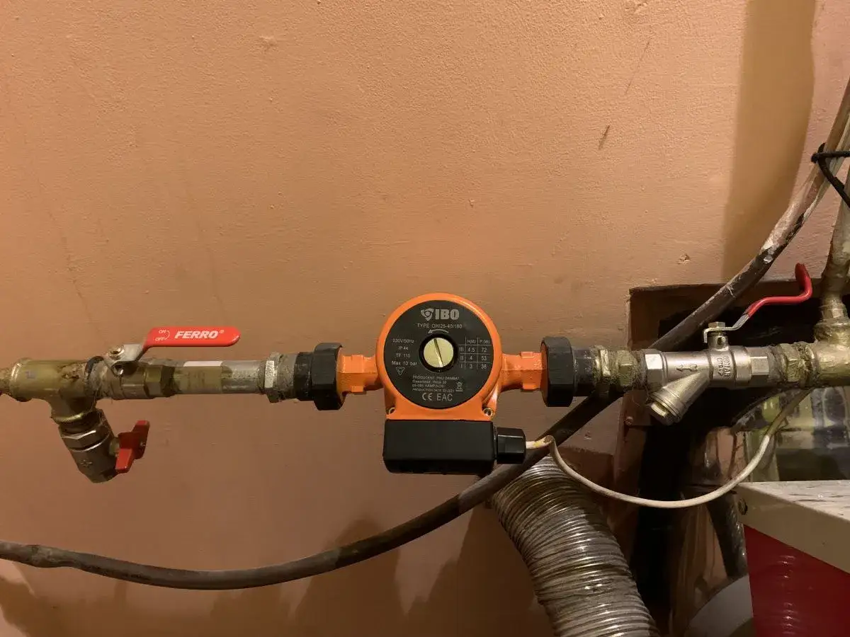 Instrukcja jak odpowietrzyć pompę cyrkulacyjną. Widoczna pompa IBO z zaworami Ferro i innymi elementami instalacji.