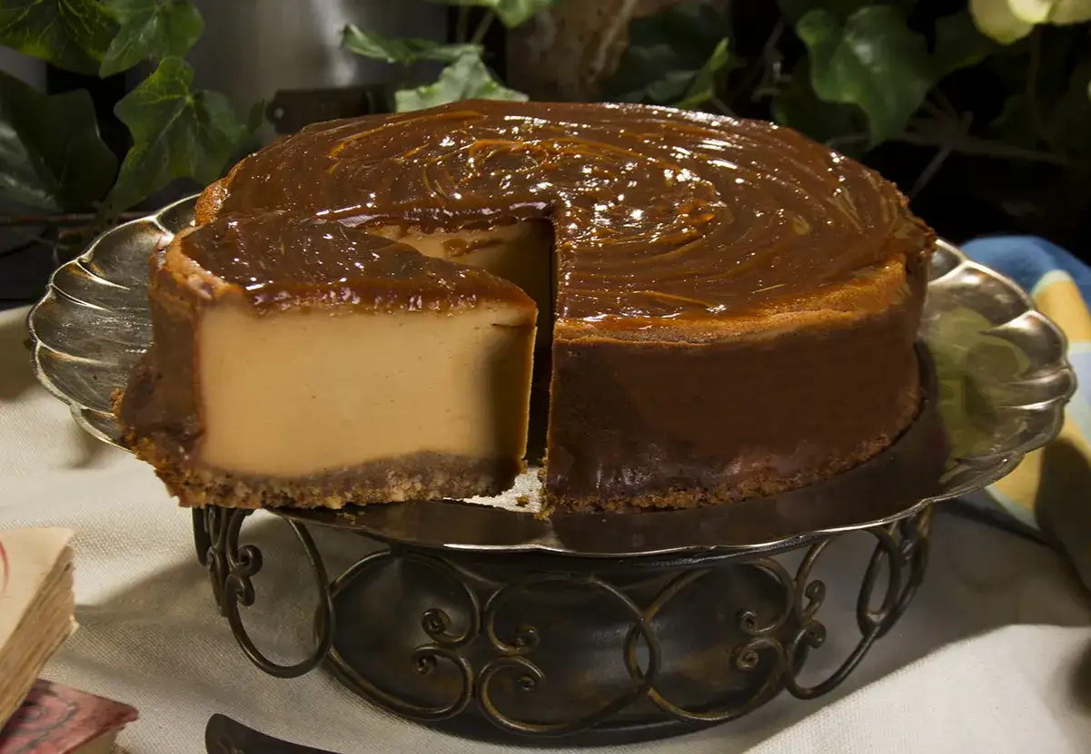 Tarta de queso con dulce de leche, con una base crujiente y cobertura brillante. &iexcl;Un postre irresistible!