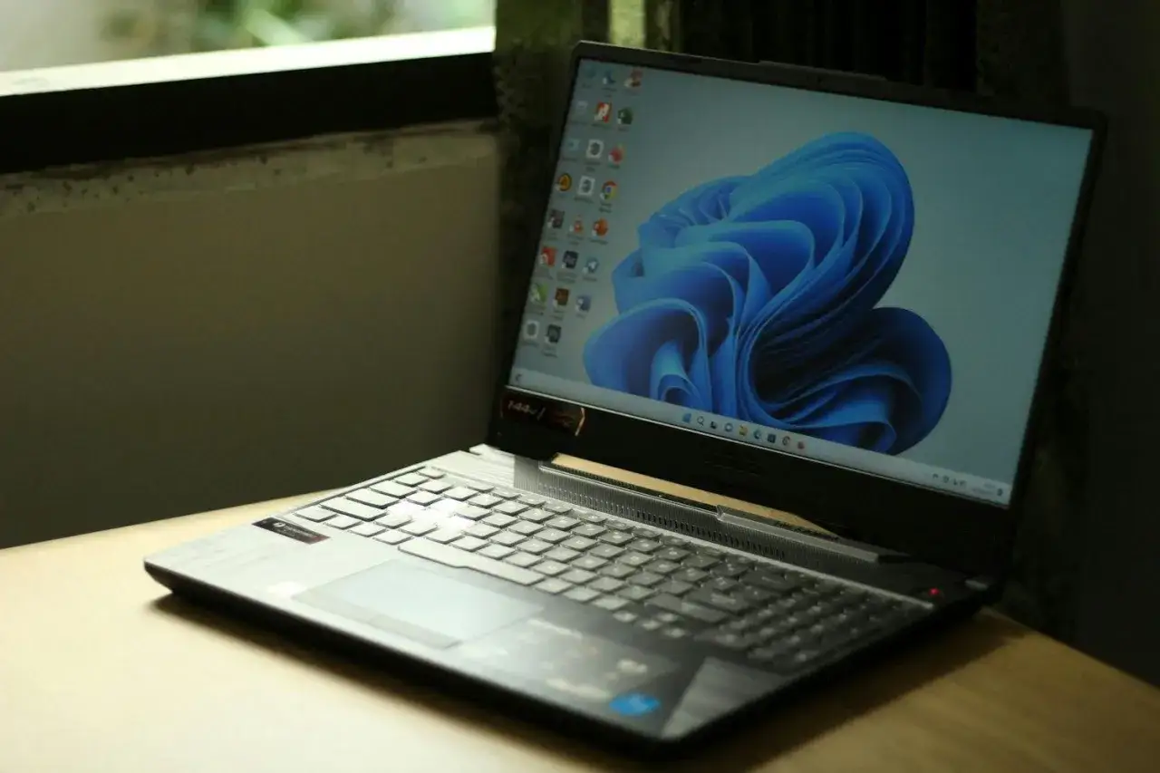 En b&auml;rbar dator med Windows 11-sk&auml;rm, redo f&ouml;r nya uppgifter. Kontrollera systemkrav Windows 11 f&ouml;r en smidig upplevelse.