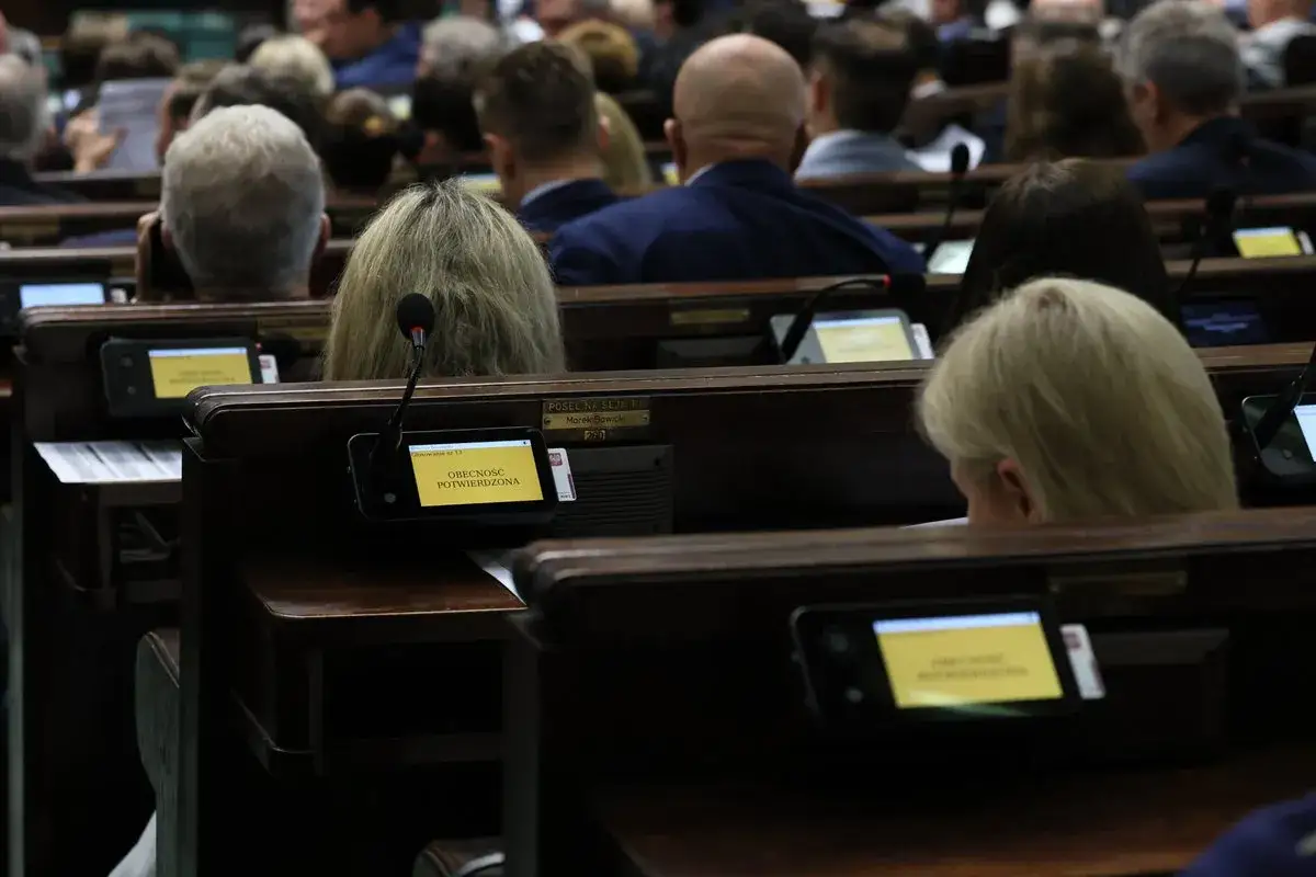 Posłowie na Sejm RP w ławach, jeden z nich to marszałek Sejmu Rzeczypospolitej Polskiej.