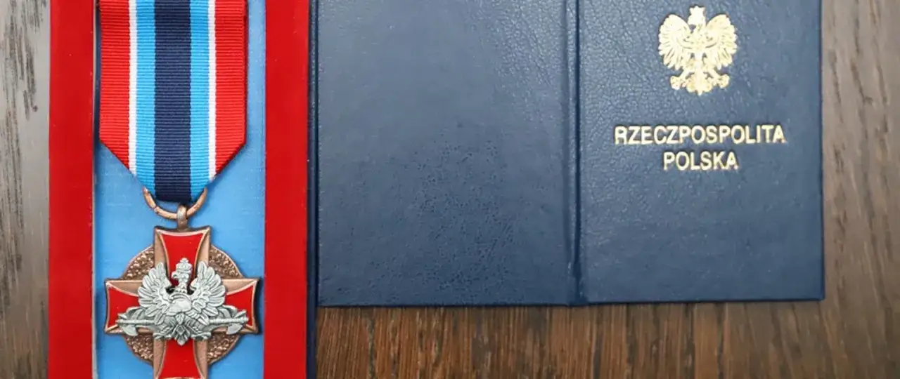 Medal z orłem i wstęgą, obok etui z napisem