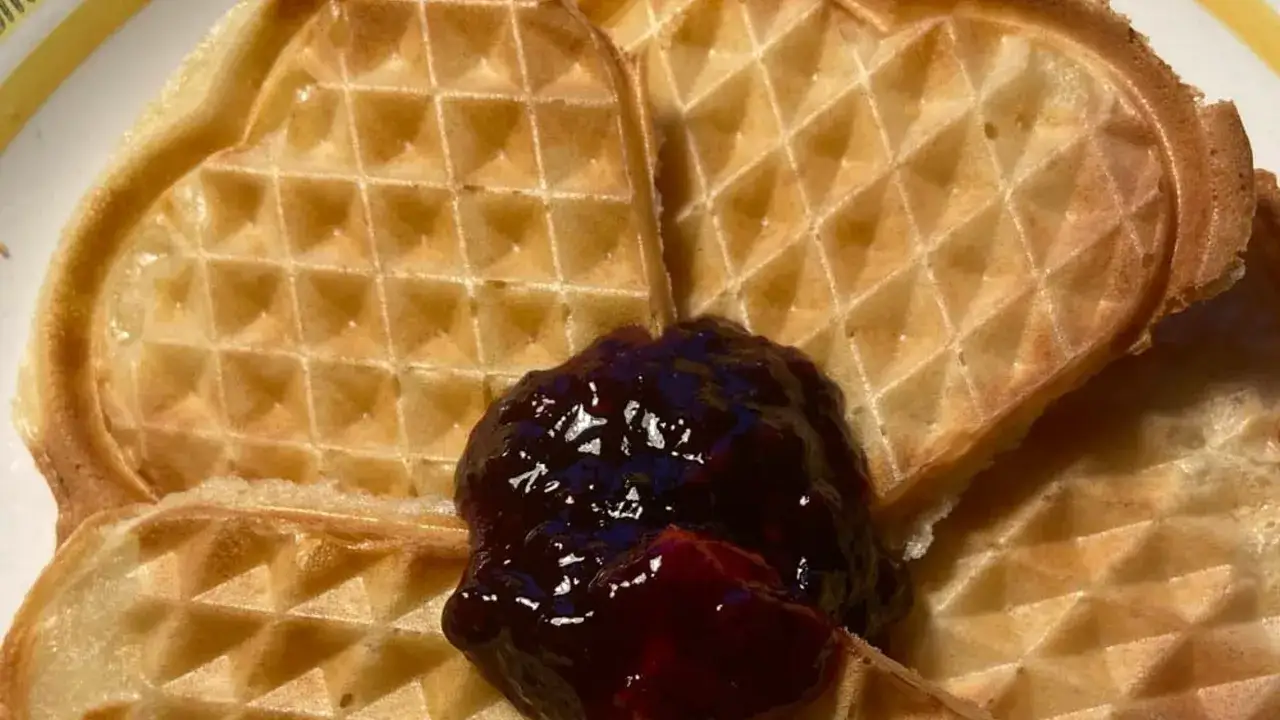 Hj&auml;rtformade v&aring;fflor med sylt, ett enkelt och gott recept f&ouml;r alla hj&auml;rtan.