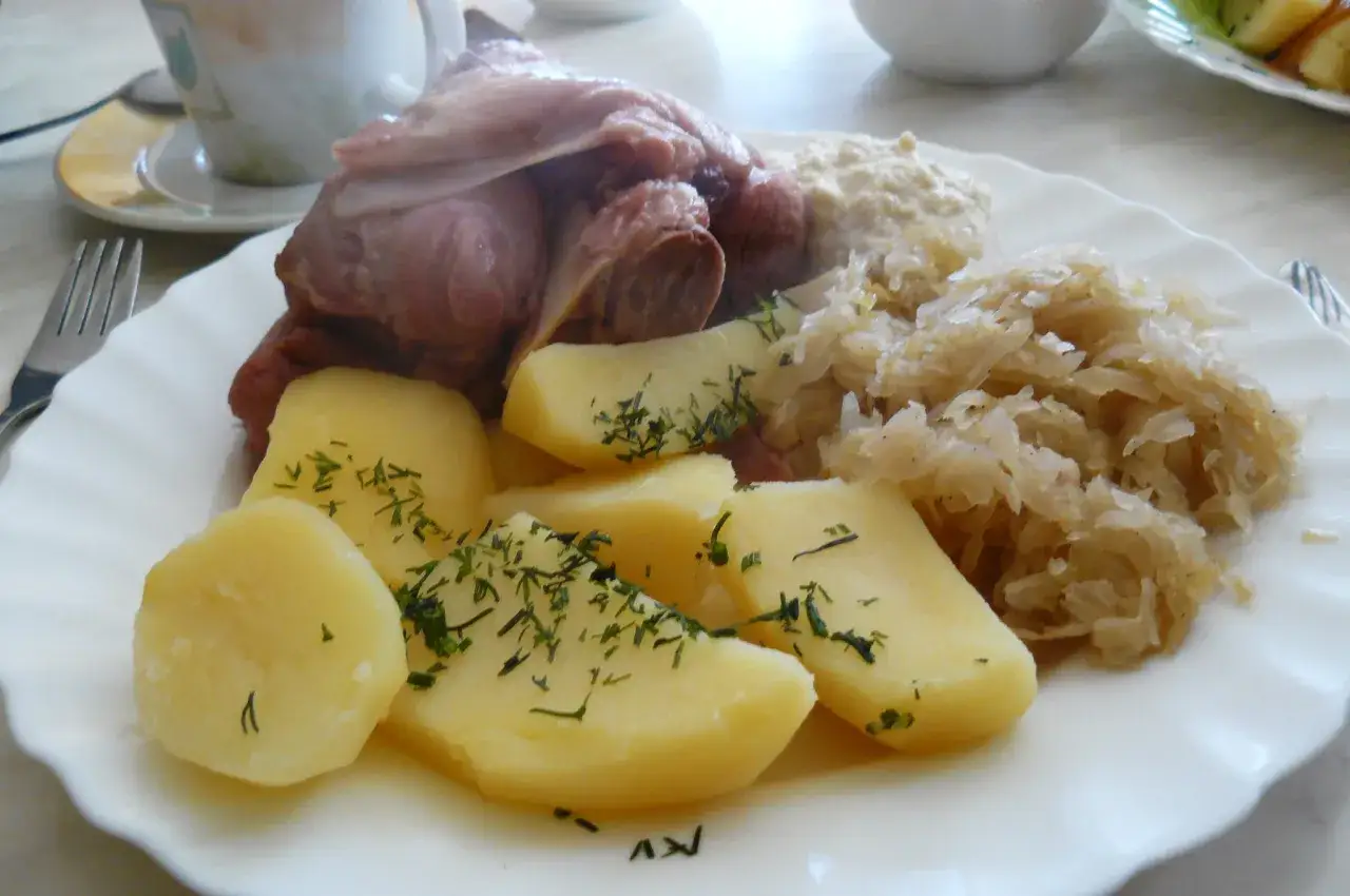 Golonka z ziemniakami i kapustą kiszoną – idealny posiłek, by poczuć, jak smakuje golonka.