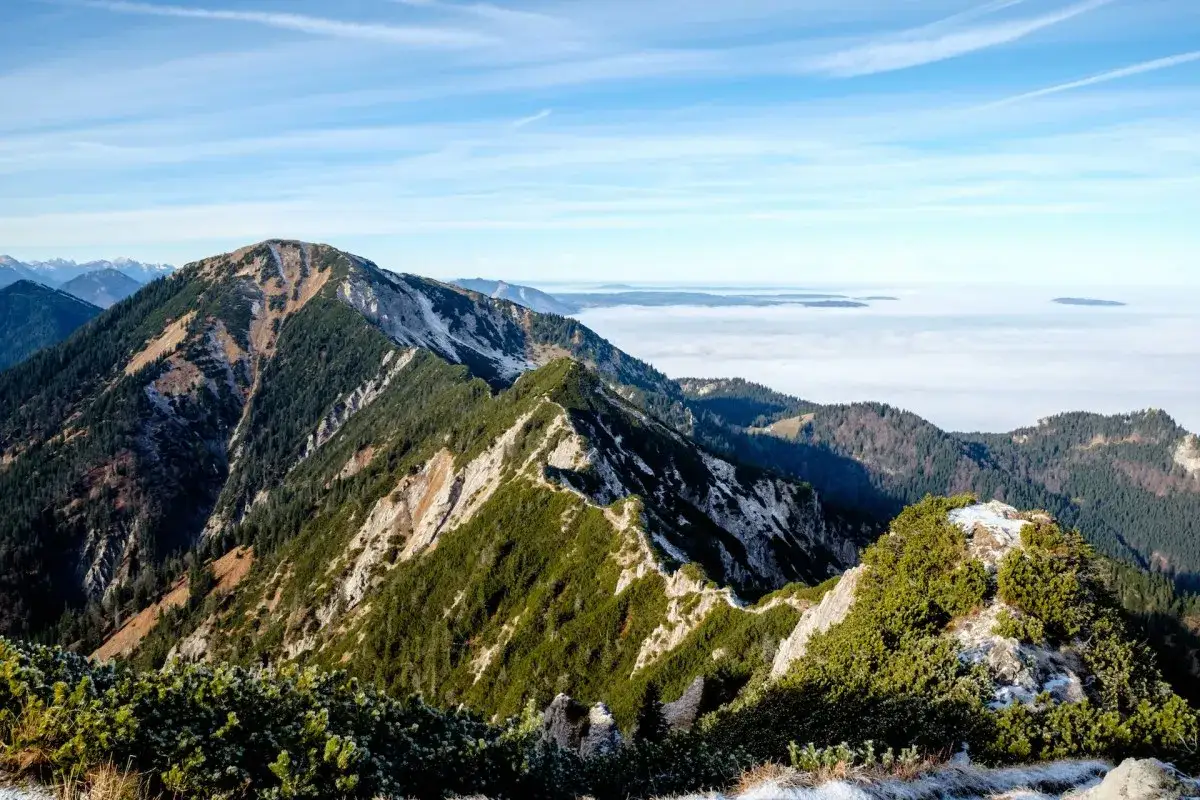 Ein atemberaubender Blick auf gr&uuml;ne Berge und eine Wolkendecke, perfekt f&uuml;r eine Heimgarten Wanderung.