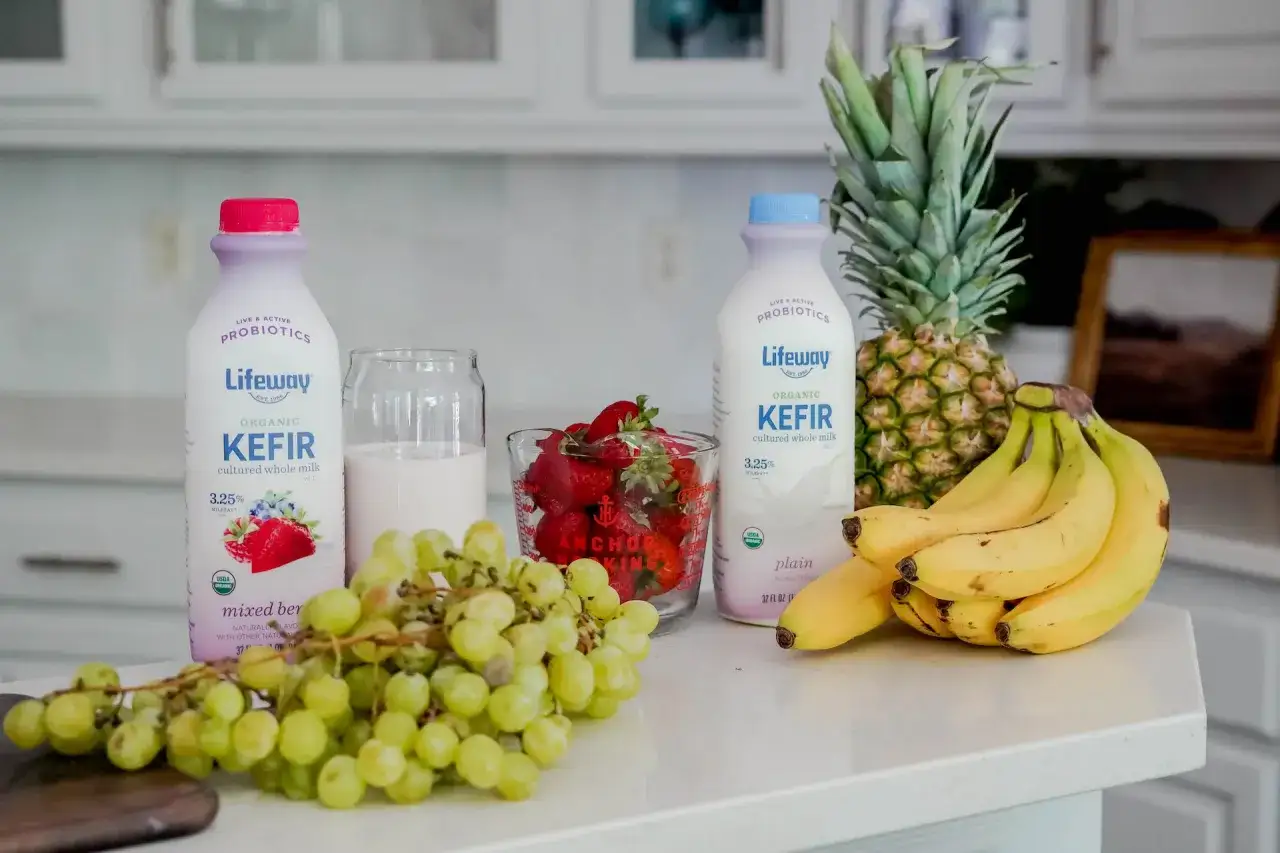 Kefir, owoce i pytanie: ile trwa odbudowa flory bakteryjnej jelit? Zdrowa dieta to klucz do regeneracji.