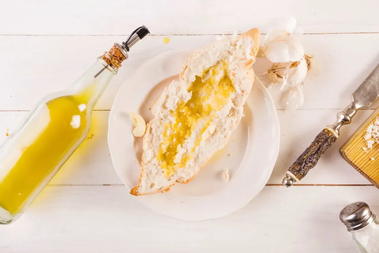 Pan con aceite de oliva, ajo y sal. La mejor variedad de aceite de oliva para tostadas, con un toque de ajo fresco.