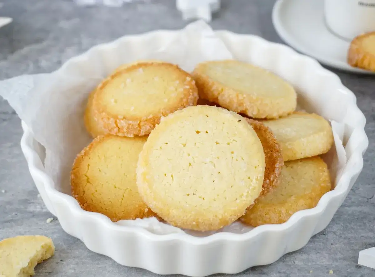 Goldbraune Heidesand-Kekse, perfekt für das beste Heidesand Rezept. Zart und knusprig, ein Genuss!
