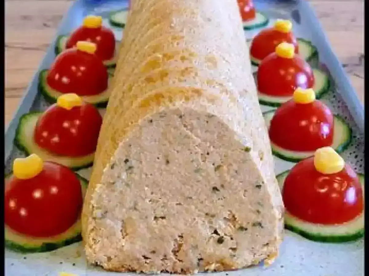 Un pain de thon tranch&eacute;, d&eacute;cor&eacute; de rondelles de concombre, tomates cerises et d'une touche de jaune.