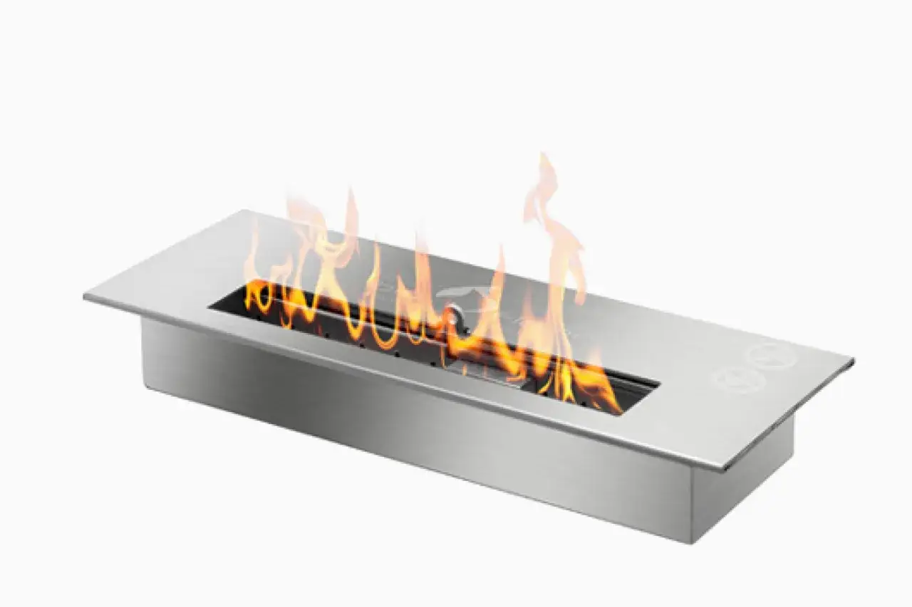 Modern etanol bränsle kamin med realistiska flammor. En stilren och effektiv värmekälla för ditt hem.