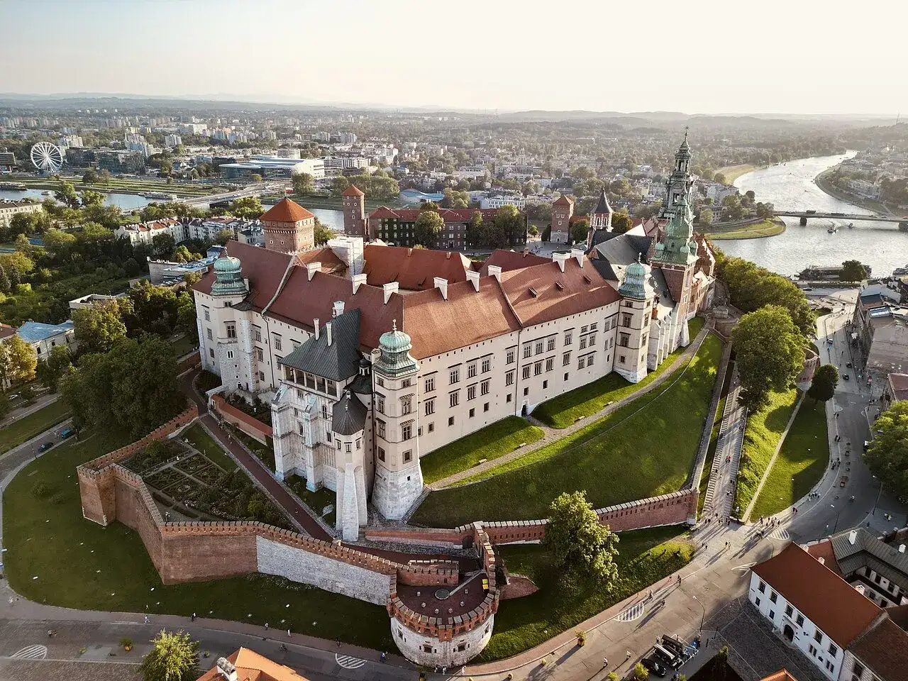 Zamek Królewski na Wawelu, widok z lotu ptaka. Sprawdź wawel bilety cennik, by zaplanować zwiedzanie.
