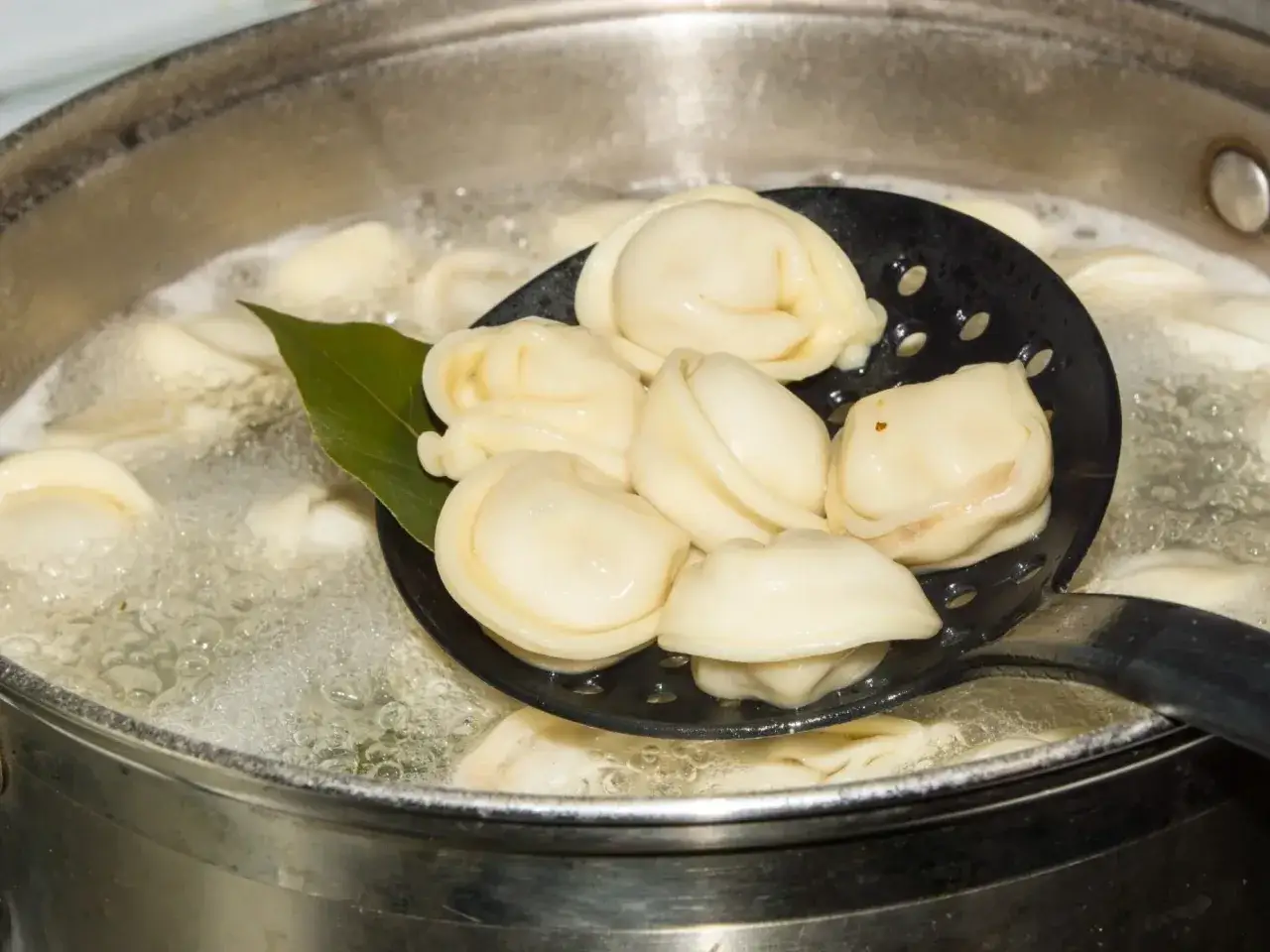 gotowanie mrożonych pierogów garnek wrzątek