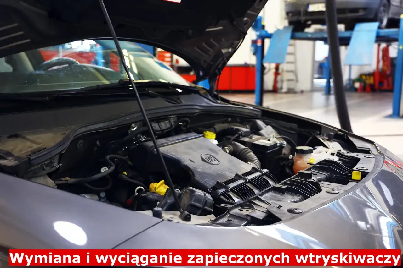 Wymiana i wyciąganie zapieczonych wtryskiwaczy benzynowych w samochodzie. Mechanik pracuje nad silnikiem.