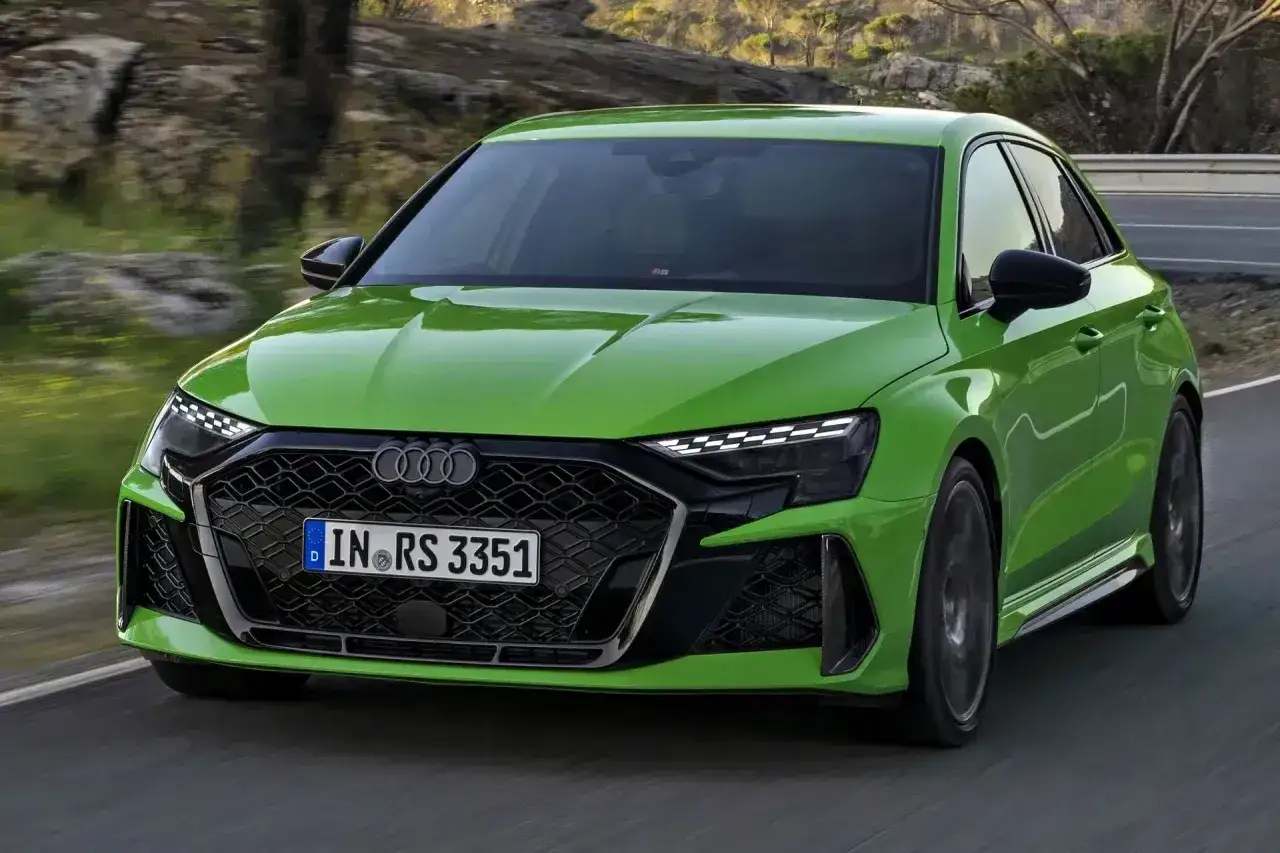 Zielony Audi RS3 na drodze. Sprawdź atrakcyjną audi rs3 cena i możliwości tego sportowego auta.