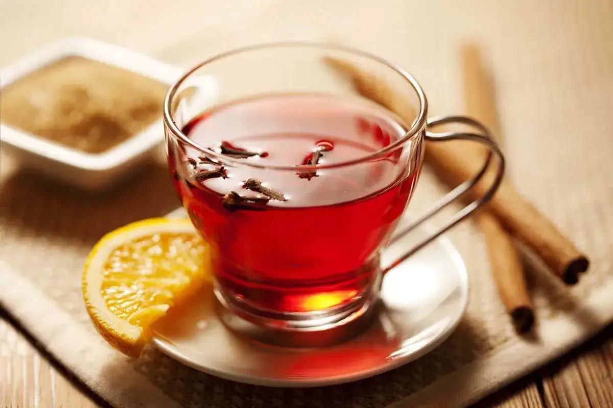 T&eacute; rojo con clavo y naranja, ideal para disfrutar de sus beneficios.