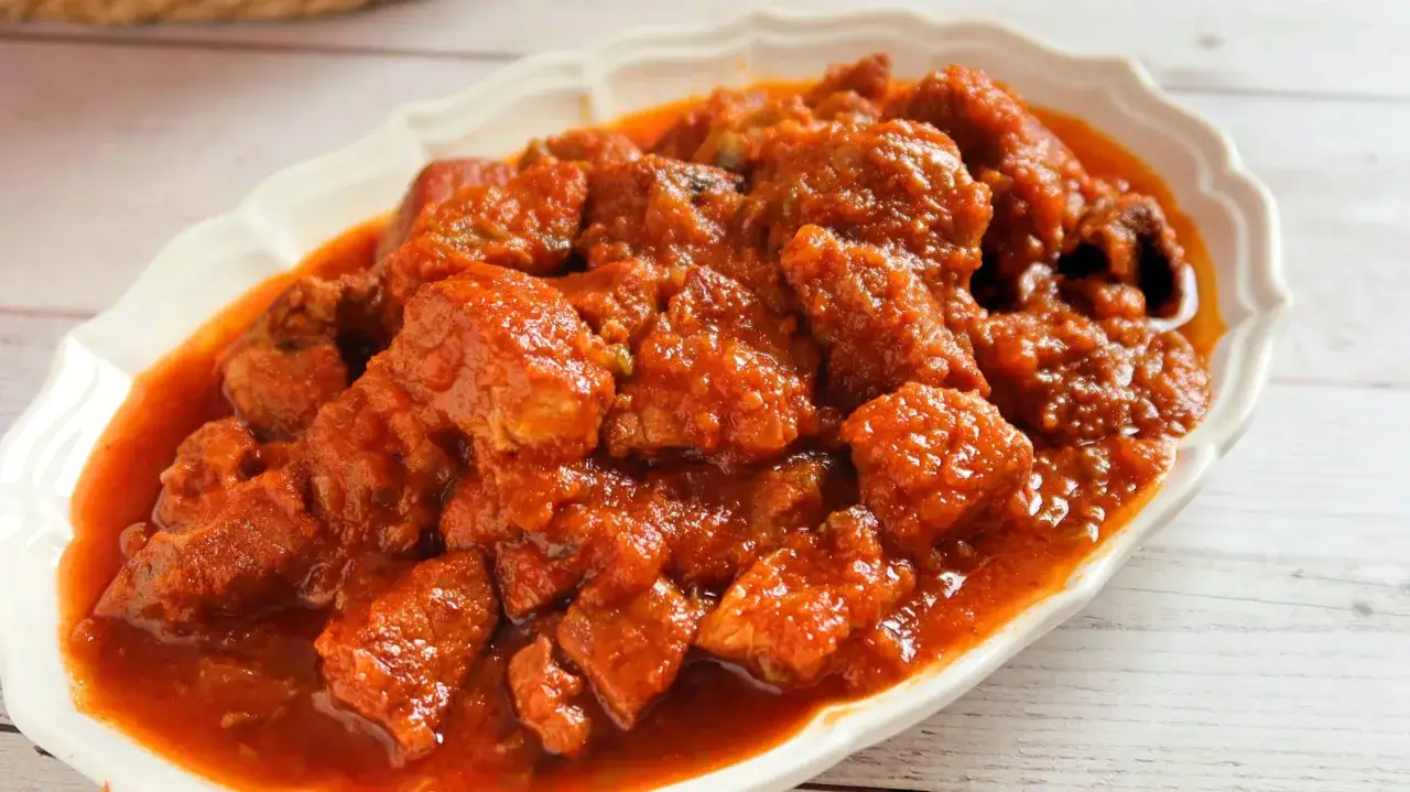 Sabrosa carne de cerdo con tomate de la abuela, cocinada a fuego lento hasta quedar tierna y jugosa.