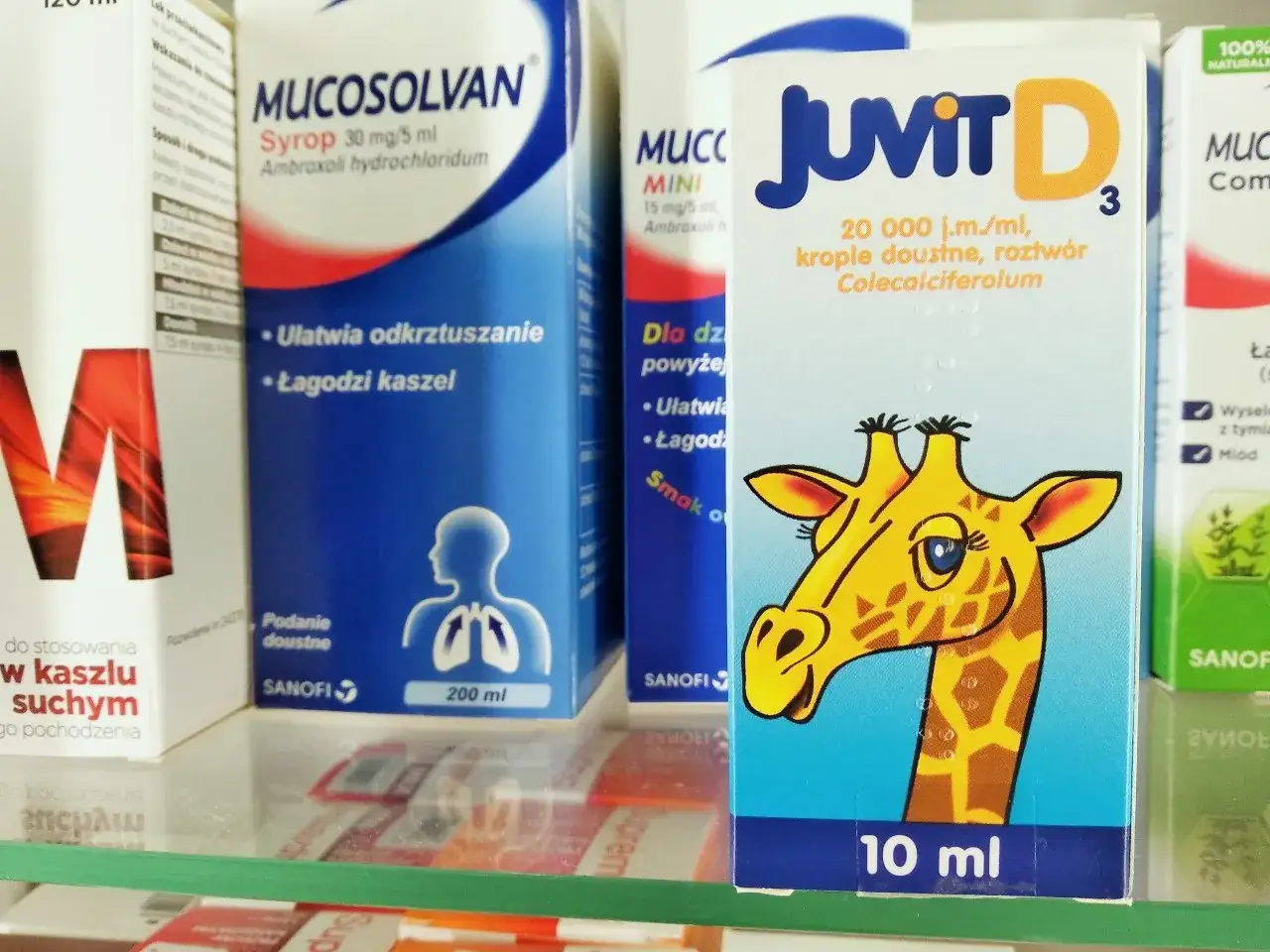 Juvit D, lek z witaminą D w kroplach, z wesołą żyrafką na opakowaniu. Idealny dla dzieci.