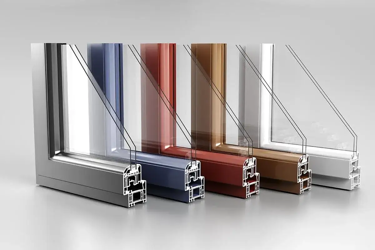 Sezioni di finestre in alluminio e PVC colorate, che illustrano la differenza tra i materiali.