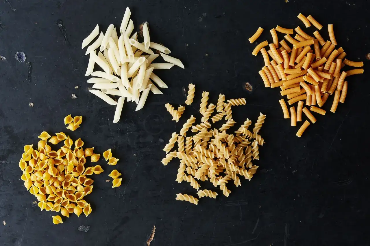 Makaron bezglutenowy kukurydziany kontra ryżowy: penne, muszelki, fusilli i rurki.