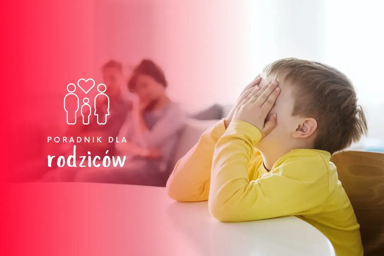 Chłopiec zakrywa twarz dłońmi, sugerując nieśmiałość. W tle niewyraźna rodzina. Poradnik dla rodziców: dziecko nieśmiałe diagnoza.