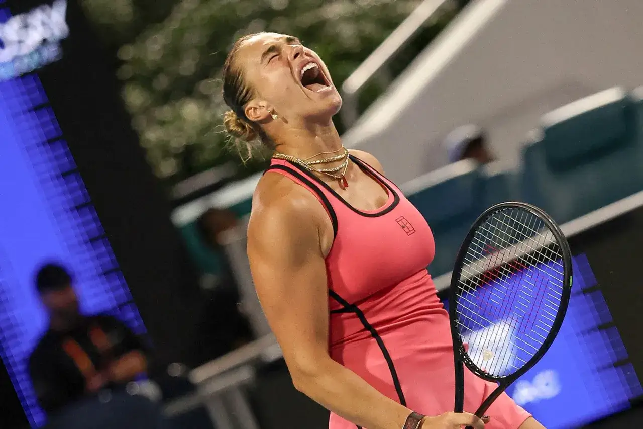 La tenista Sabalenka celebra euf&oacute;rica un punto contra Coco Gauff.