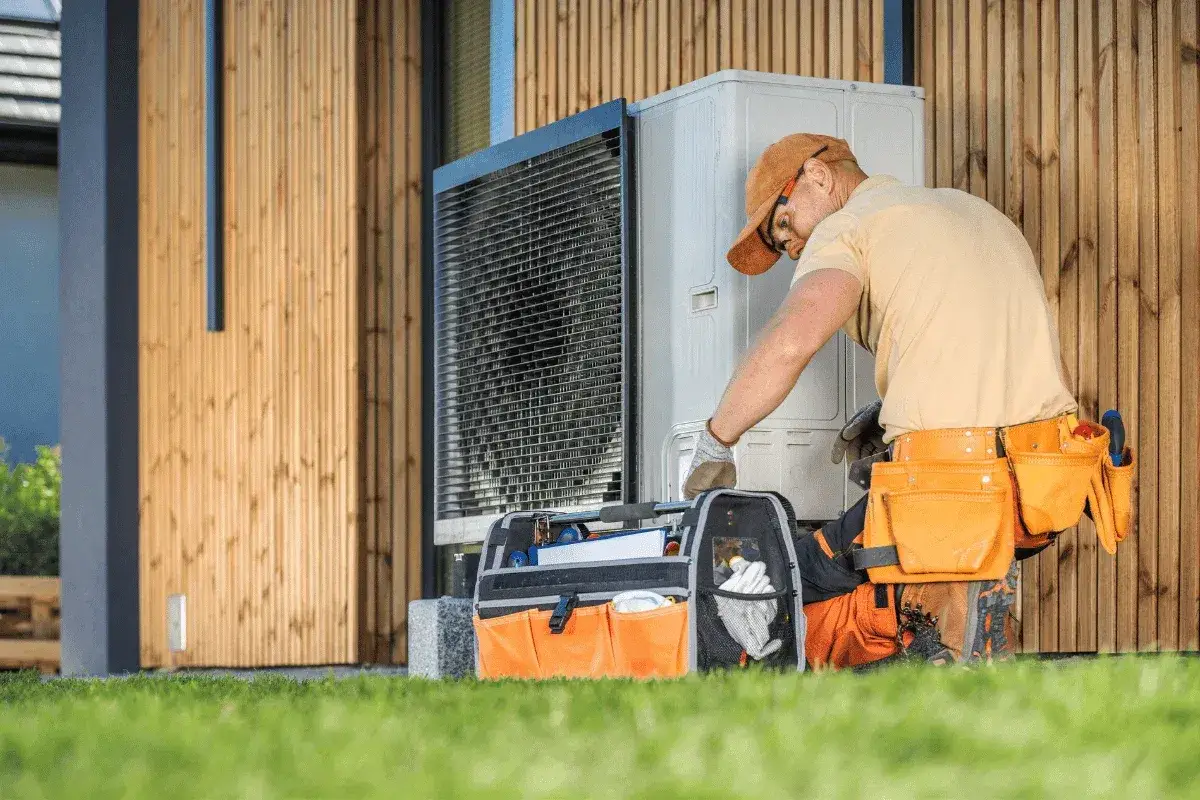 Tecnico controlla la pompa di calore. La sua durata dipende da manutenzione e uso.