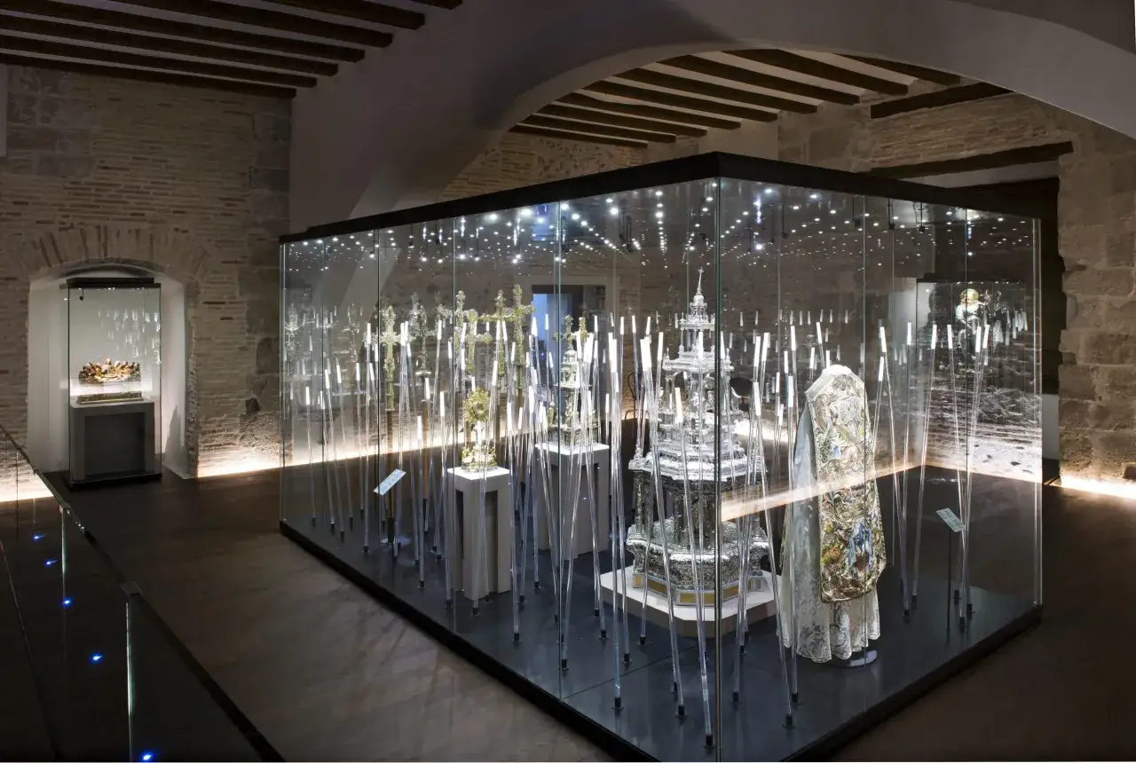 Exhibición de orfebrería y vestimentas litúrgicas en el **museo alma mater**.