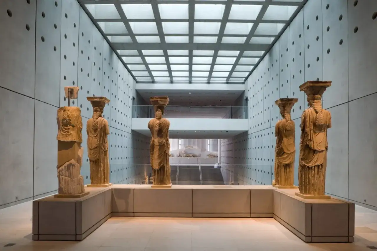 Kariatydy w nowoczesnym wnętrzu muzeum w Atenach.