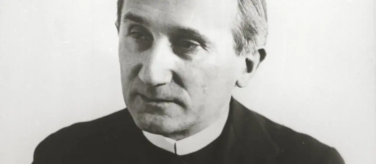 Porträt eines nachdenklichen Mannes in geistlicher Kleidung. Romano Guardini blickt nachdenklich in die Ferne.