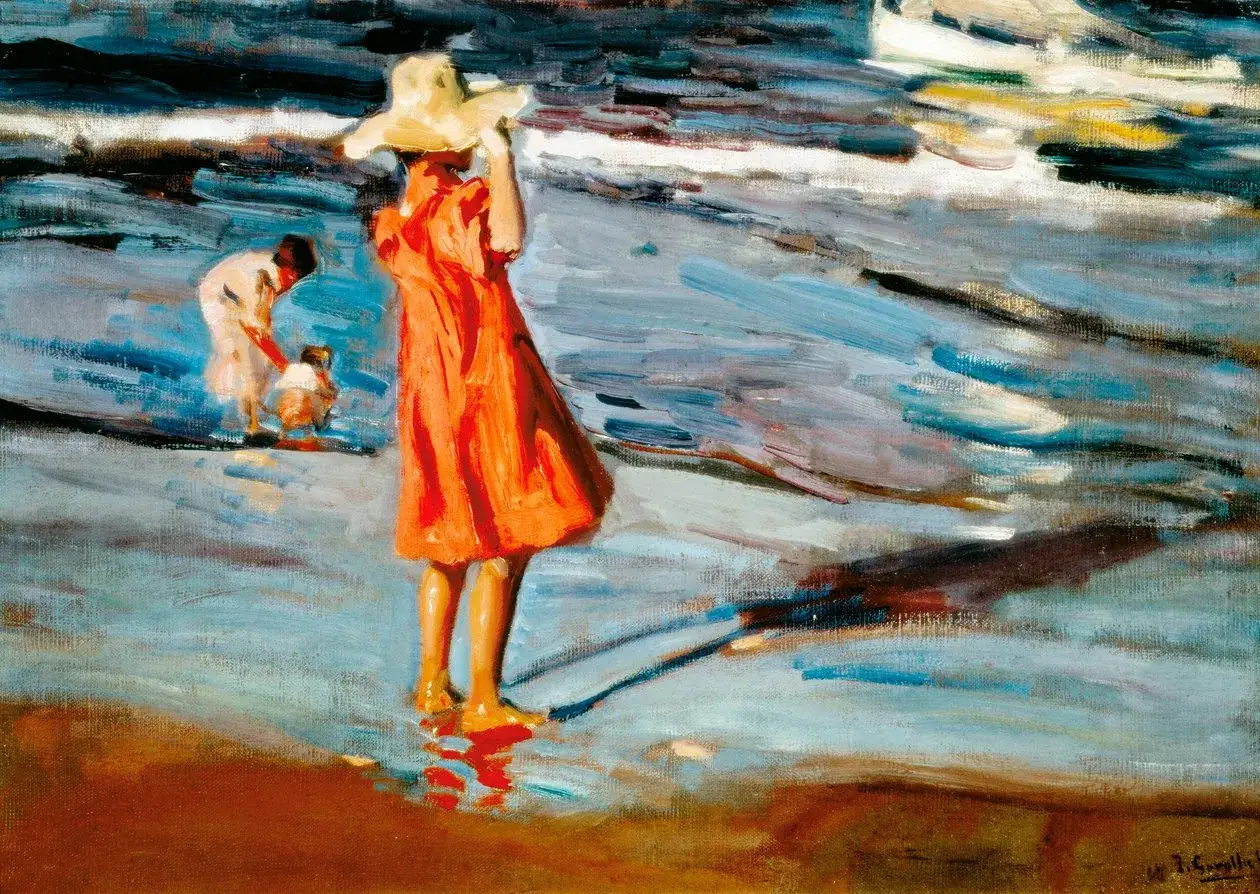 Ni&ntilde;os en la playa, estilo Sorolla. Una ni&ntilde;a con vestido naranja y sombrero de paja mira al mar. Otro ni&ntilde;o juega cerca del agua.