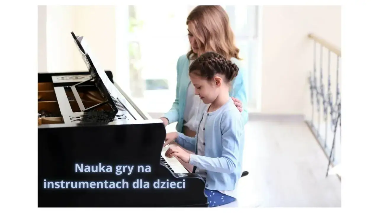 Dziewczynka uczy się grać na pianinie pod okiem nauczycielki. Nauka gry na instrumentach dla dzieci to wspaniała przygoda.